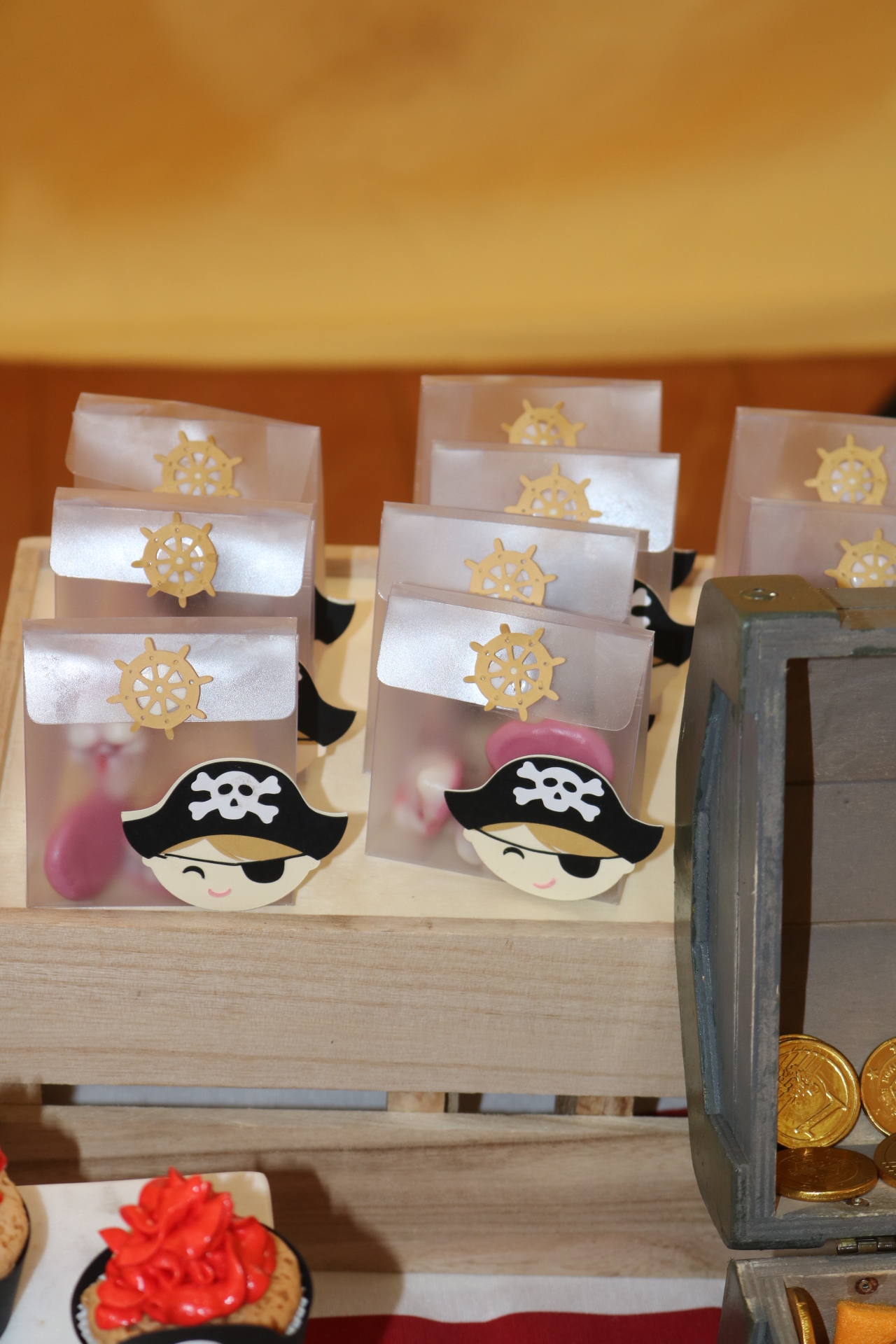 Cajita pirata con chuches de calavera.